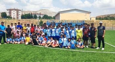 Yeşil sahada Akkışla - Palas Dostluğu