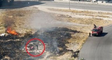 Alevlere rağmen salça karıştırmaya devam etti