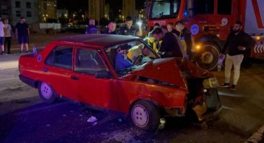 Aydınlatma direğine çarpan sürücü otomobilde sıkıştı: 3 yaralı