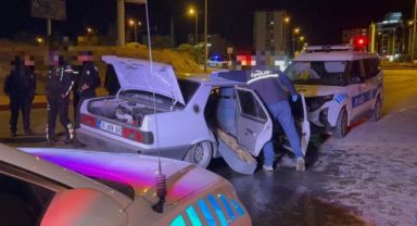 'Dur' ihtarına uymayan otomobil sürücüsü polis otosuna çarptı: 2 polis memuru yaralı