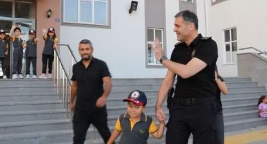 Emniyet müdüründen şehit polise vefa: Şehidin oğlunu okuldan alıp evine bıraktı