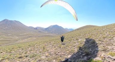 Erciyes'in 3 bin 500 metre rakımına yamaç paraşütü ile çıktılar