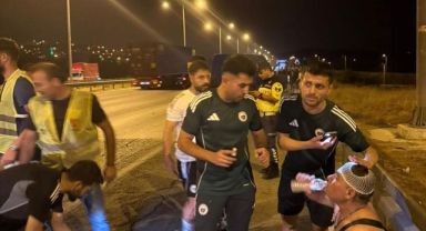 Futbolcular kazaya denk geldi, yaralılara müdahale etti