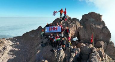 İHH Kayseri Arama Kurtarma Ekibi Erciyes Zirvesinde Gazze İçin Yürüdü