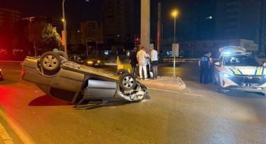 Işıkta bekleyen otomobile arkadan çarpıp, takla attı