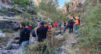 Kayalıklardan düşen dağcı hayatını kaybetti