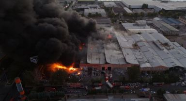 Kayseri'deki fabrika yangını sürüyor: İtfaiye ekipleri yangını söndürmek için yoğun çaba sarf ediyor