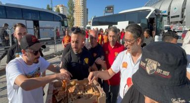 Kayserispor taraftarı, deplasmana gelen Göztepe taraftarına yemek ve tatlı ikram etti