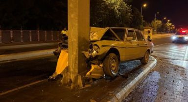 Klasik otomobil direğe ok gibi saplandı: 1 ağır yaralı