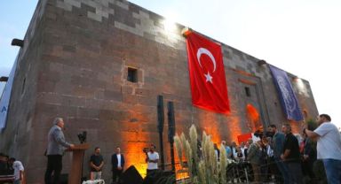 Melikgazi Belediyesi’nin Kumaştan Hikayeler Sergisi unutulmaz anlara tanıklık etti