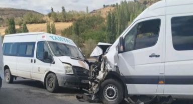 Minibüsler çarpıştı; 13 yaralı