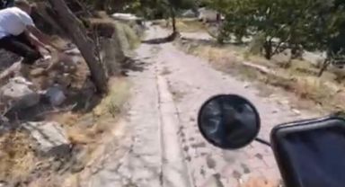 Motosikletli gezgine önce hakaret ettiler sonra taşla kovaladılar