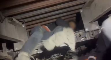 Oto kurtarıcıya yapılan gizli bölmede 2 düzensiz göçmen yakalandı