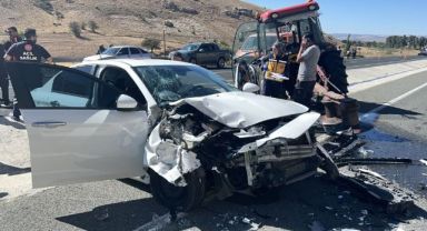 Otomobil ile traktör çarpıştı: 4 yaralı