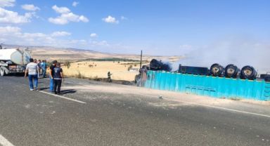 Şoför yan yatıp yanan tırdan atlayarak kurtuldu