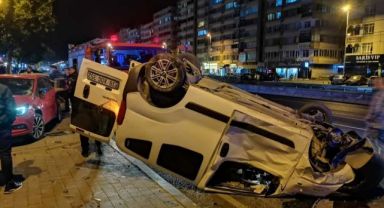 Takla atan hafif ticari araç park halindeki 2 otomobile çarptı: 3 yaralı