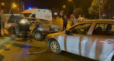Tofaş marka otomobil ortadan büküldü: 3 yaralı