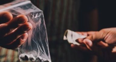 Valizinde 1 kilo uyuşturucuyla yakalandı