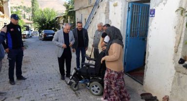 Yahyalı Belediyesi’nden engelli vatandaşa akülü araç desteği