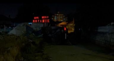 Yan yatan otomobilden çıkıp, yüzünü yıkamaya gitti