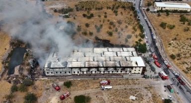 Yangın peşlerini bırakmadı: Aynı mobilya markasının fabrikası 2 ayda 2 kez yandı