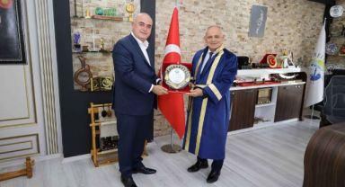 Yılın ‘Fahri Ahisi’ seçilen Yahyalı Belediye Başkanı Esat Öztürk'e ahilik kaftanı giydirildi