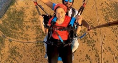 Yürüme engelli kadının hayali gerçek oldu, özgürlüğe uçarak kavuştu