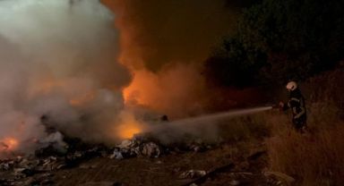 Atık yangını eve sıçramadan söndürüldü