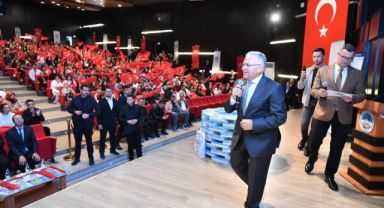 Başkan Büyükkılıç, Bakan Göktaş ile birlikte öğrencilere bin 782 kaynak kitap seti dağıttı