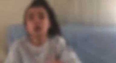 Darbettiği kız kardeşinin üzerine kaynar su döküp özür diletti