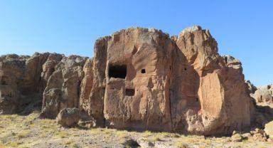 Develi Yenice Köyü’ndeki Güvercinlik Mağara Yerleşimi Tarihe Işık Tutuyor