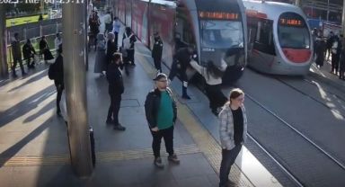 Güvenlik görevlisi genç kızı tramvayın altında kalmaktan son anda kurtardı: O anlar kameraya yansıdı
