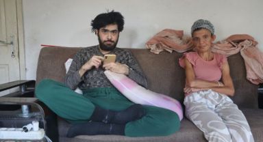 HATAY’DA 23 YAŞINDAKİ GENÇ 3 YILDIR EVDEN ÇIKMIYOR ANNESİ DESTEK BEKLİYOR Deprem sonrası sanal dünyaya sığındı, hayata küstü