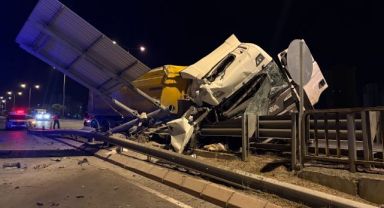 Kayseri’de tır bariyerlere girdi: 1 yaralı