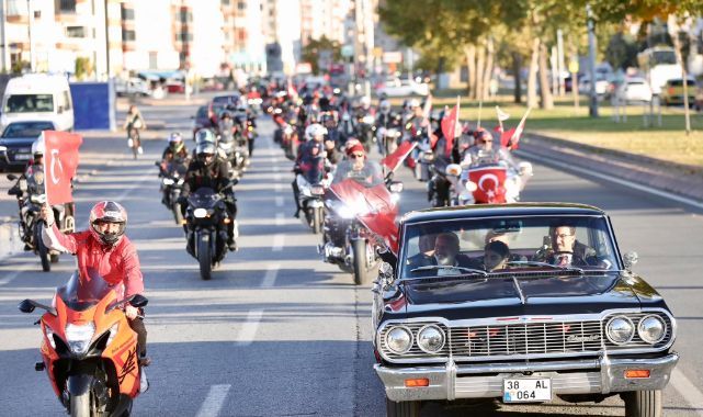 Kocasinan'da ‘Ay Yıldız Turu'na yüzlerce araç katıldı