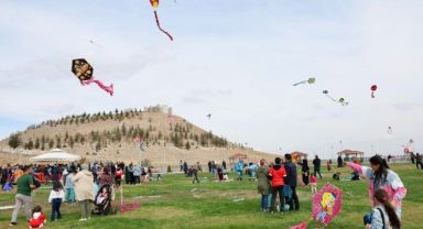 Kocasinan'da uçurtmalar gökyüzünü renklendirdi