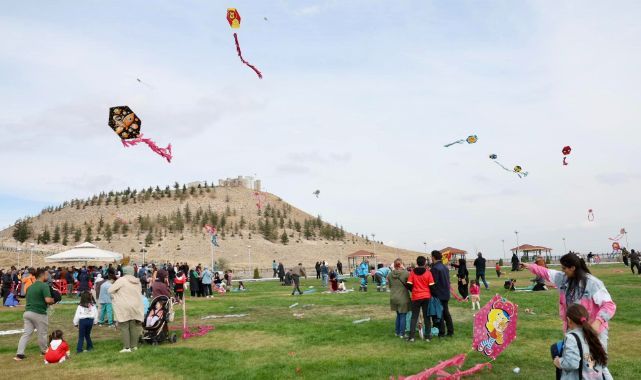 Kocasinan'da uçurtmalar gökyüzünü renklendirdi