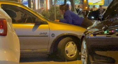 Kocasıyla tartışan kadın otomobilin kaputuna yattı