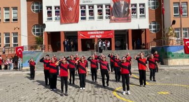 Minik öğrencilerin cumhuriyet sevinci