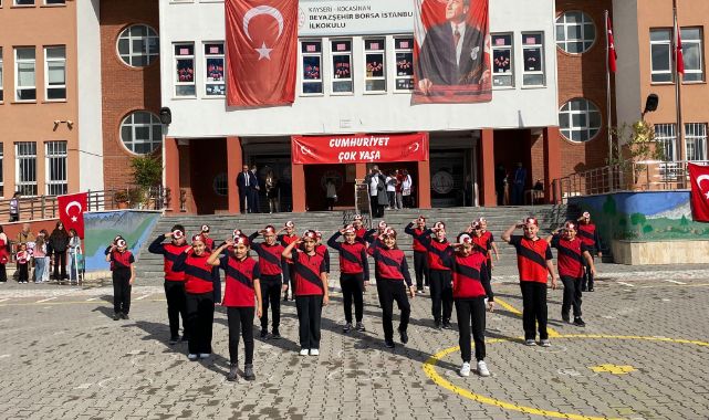 Minik öğrencilerin cumhuriyet sevinci