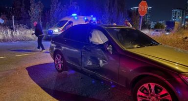 Motosiklet otomobile çarptı: 1’i ağır 4 yaralı