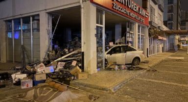 Otomobil züccaciye dükkana daldı: 1 yaralı