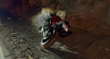 Otomobilin arkadan çarptığı motosiklet yoldan çıktı: 1 yaralı
