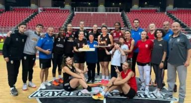 Parkede sürpriz doğum günü kutlaması