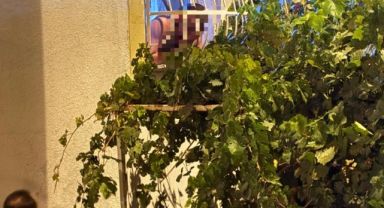 Pencerede korku dolu anlar: Döner bıçağıyla kendini kesmeye çalıştı