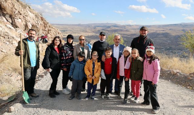 Talas Belediyesi’nden 29 Ekim’e anlamlı ağaç dikme etkinliği