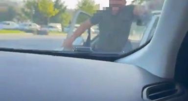 Trafikte tartıştığı kadınların otomobilini yumrukladı