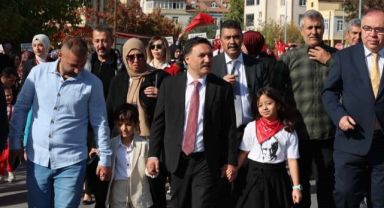 Vali Çiçek, Minik Öğrencinin Davetini Kırmadı: Anaokulunda Cumhuriyet Coşkusu