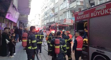 Apartmanın koridorunda çıkan yangın paniğe neden oldu