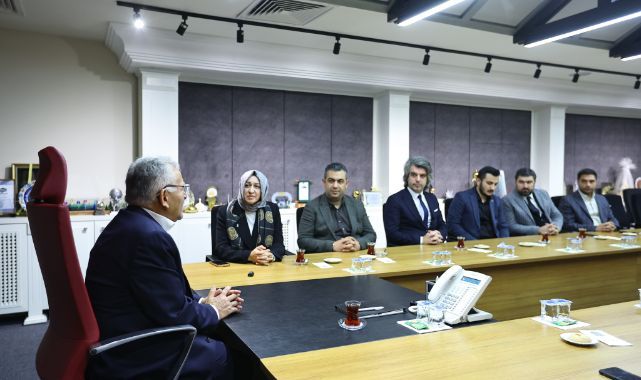 Başkan Büyükkılıç, Kayseri’nin ilk kadın ilçe başkanı Kahraman ve yönetimini ağırladı